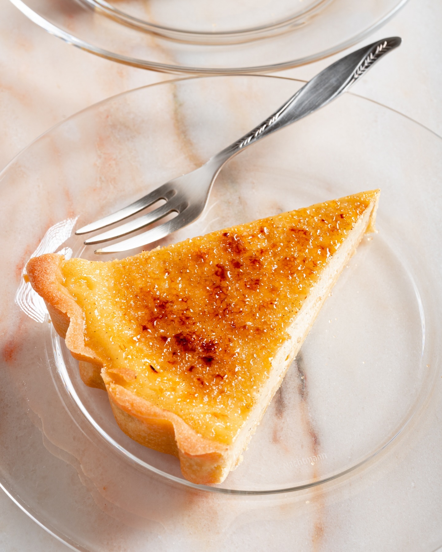 (…) Confectionery, on the other hand, was capricious towards me - so much so that I assumed that we would never get along. At the moment of accepting this declaration, I forgot that curiosity leads me through life, especially about issues that seem to resist me. This is how I became a home-grown confectioner who every day understands more of the confectionery chemistry. 

Tarts crème brûlée recipe has just been added to the blog. 

#crèmebrûlée #tartacrèmebrûlée