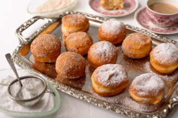 Małe pączki w cynamonowym cukrze