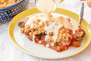 Śliwki zapiekane pod kruszonką skąpane w sosie angielskim