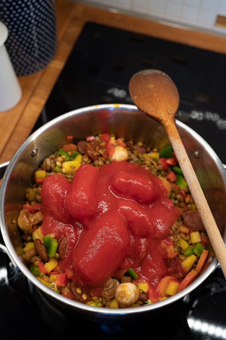 Lentejas – hiszpański gulasz z soczewicą, papryką i pikantną kiełbasą chorizo