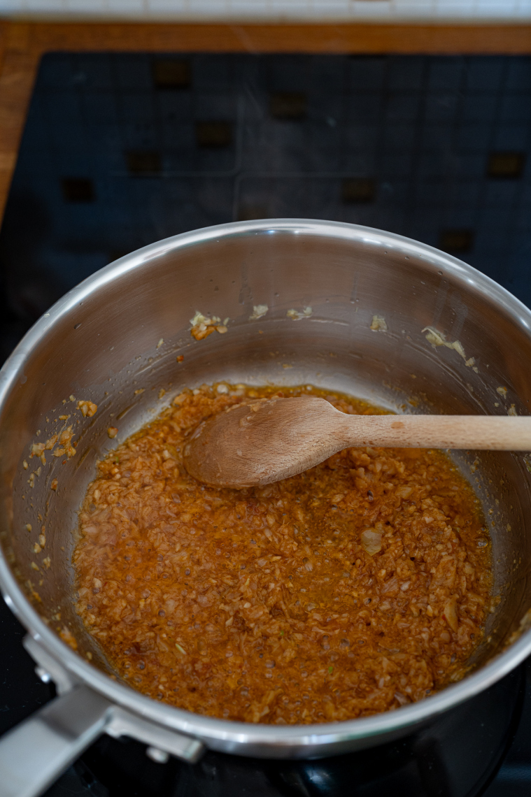 Cebula, imbir, czosnek podsmażane z czerwona pasta curry