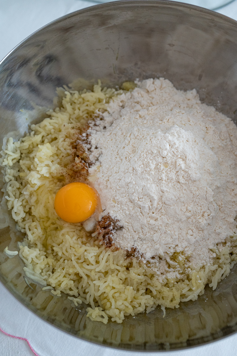 Przeciśnięte ziemniaki, przyprawy, mąka i jajko