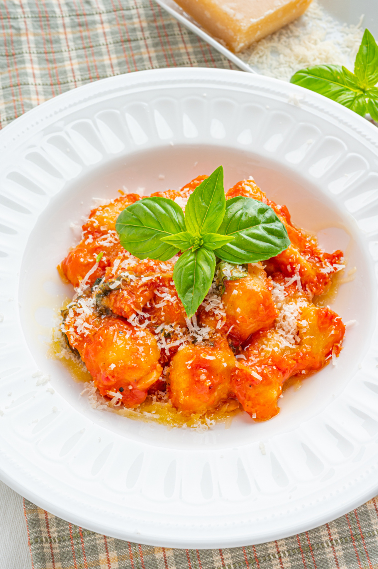 Gnocchi w sosie pomidorowo bazyliowym