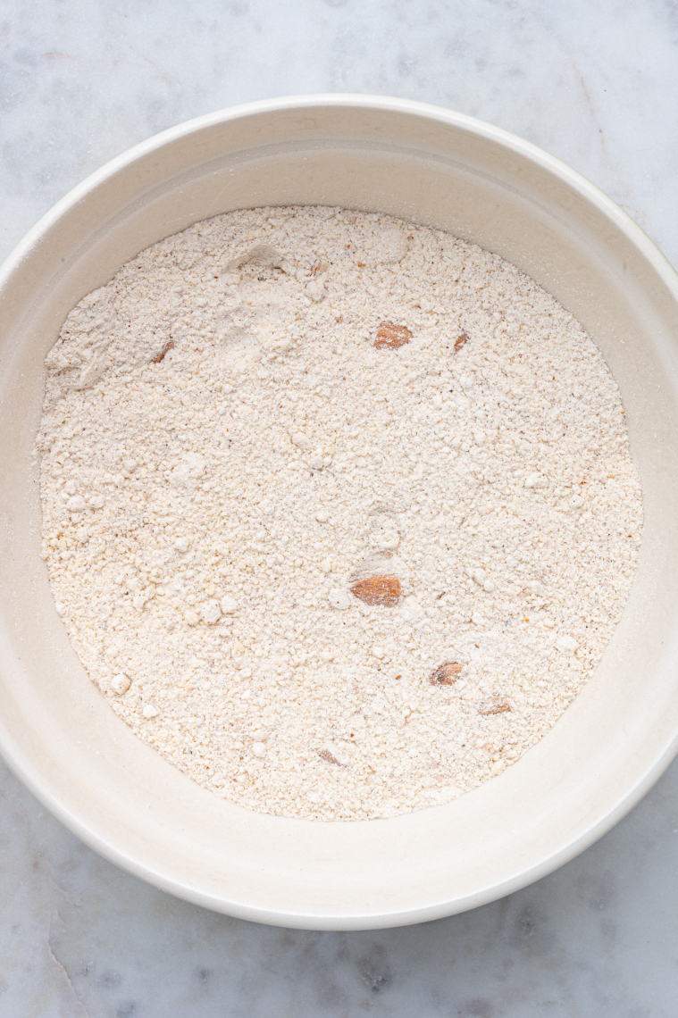 Suche składniki: mąki, przyprawy, proszek do pieczenia i migdały.
